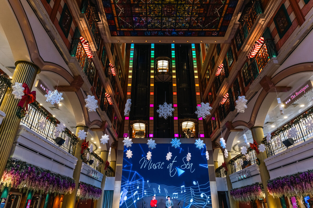 Grand Piazza atrium dressed for the season