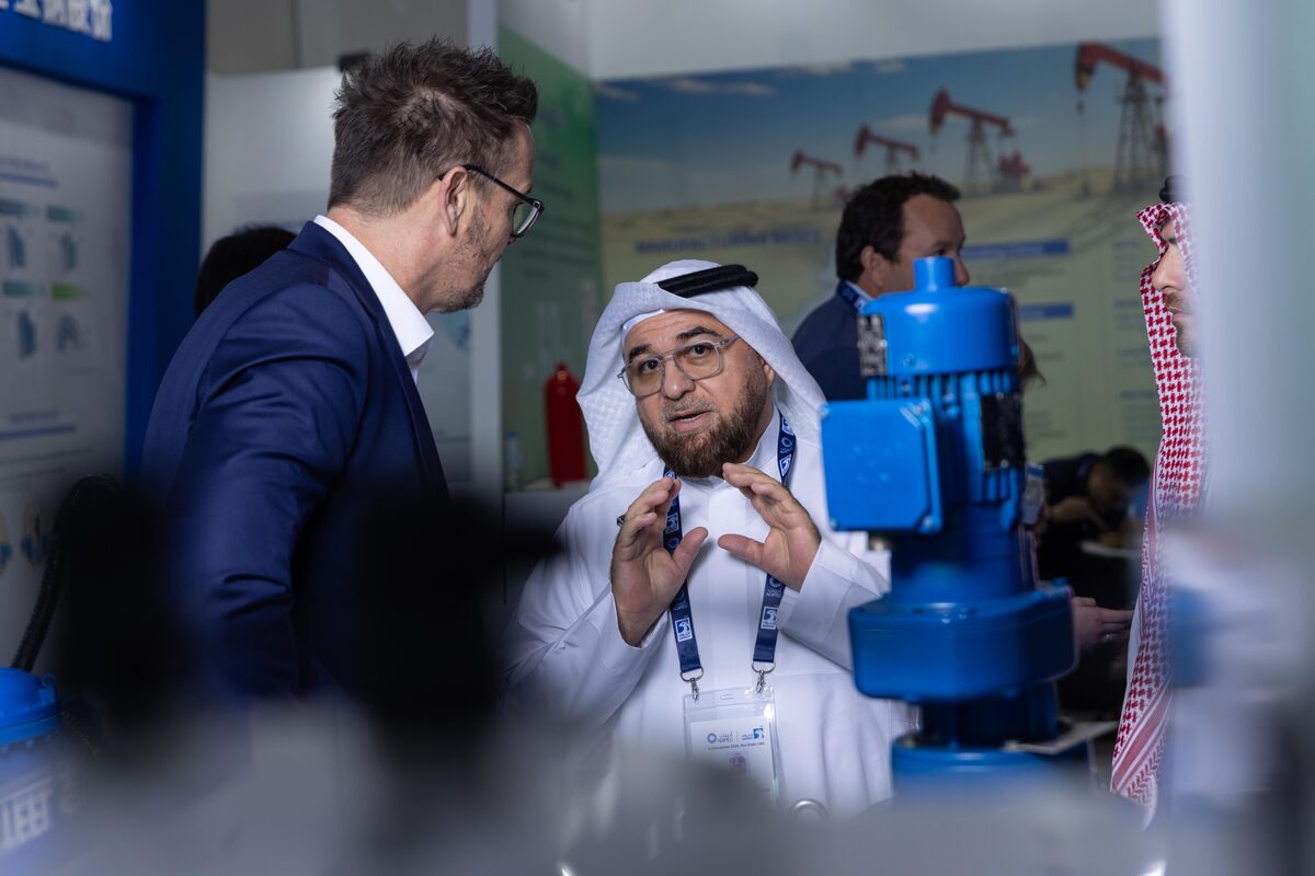 Client conversations at the STG stand